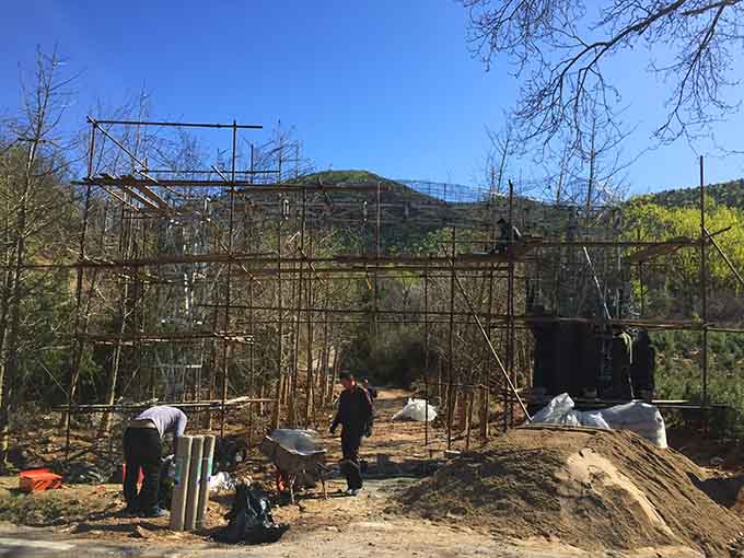 延慶小莊頭村北梁安山莊仿真樹大門制作完美竣工