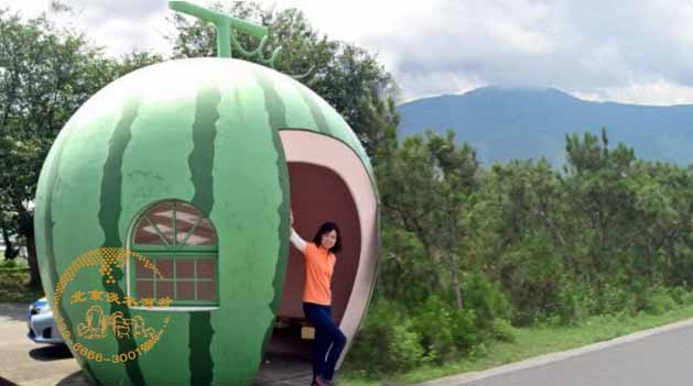 在吉林長(zhǎng)春制作水泥雕塑大型仿真水果用于公路兩側(cè)候車亭