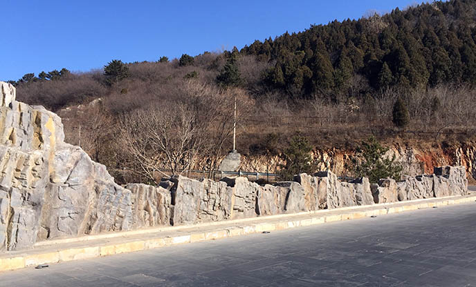 北京淡水河谷專業用水泥塑石假山裝飾大橋