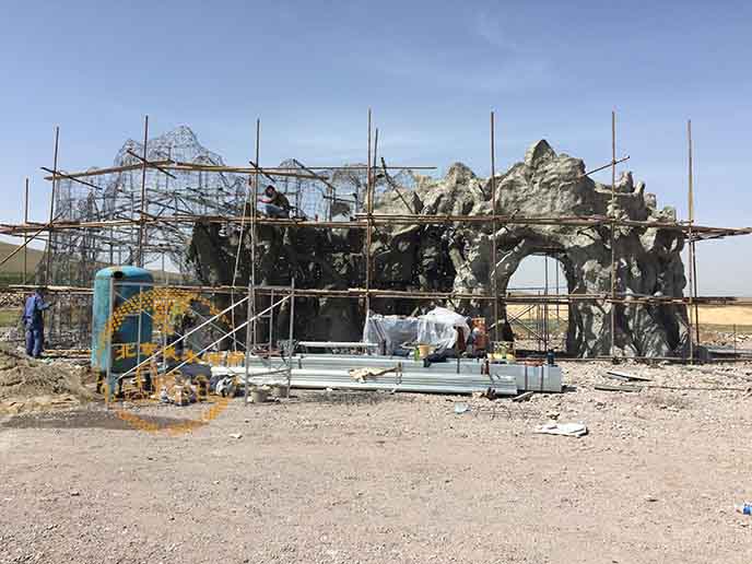 承德豐寧壩上生態園大門制作進行中－淡水河谷仿真樹廠家