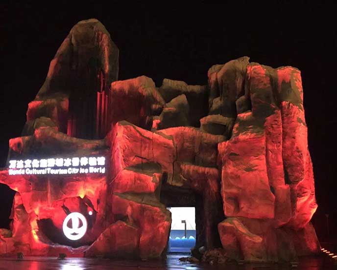 大型塑石假山施工隊(duì)是怎樣完成難的塑石假山施工的