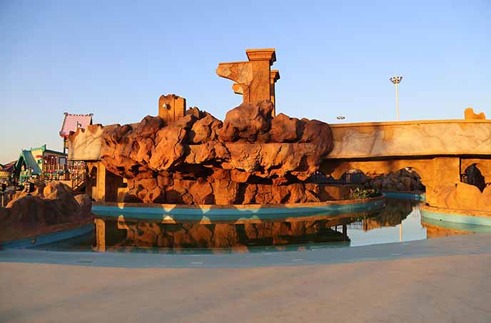 河北承德水泥假山制作映襯在美麗的壩上草原風景中