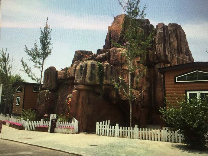 假山制作流程分為三大步驟，包括假山框架、雕塑及上色