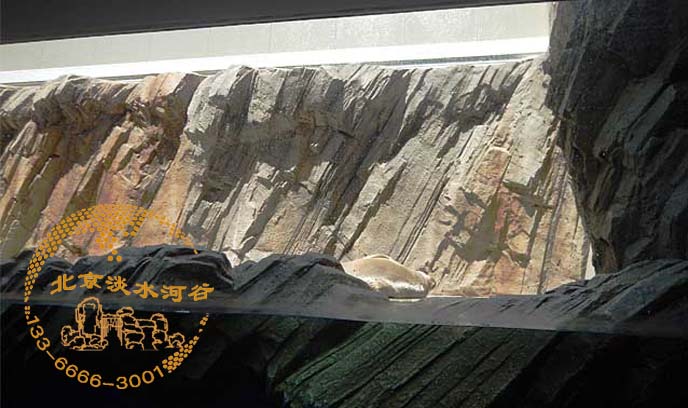 塑石假山制作配合綠植和水體可以營(yíng)造意境