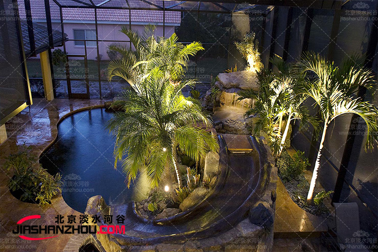 在陽光明媚的庭院中用仿真樹創(chuàng)建陰影實(shí)現(xiàn)完美午后時光