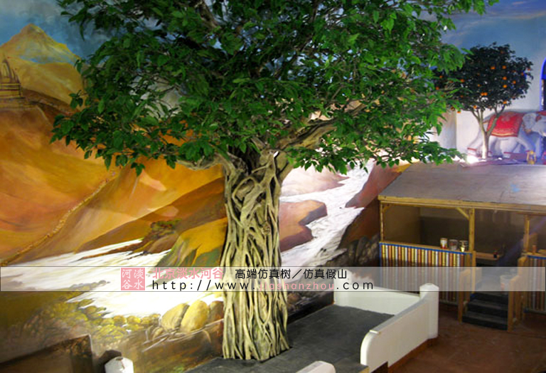 這棵仿真榕樹本身就是一件藝術品