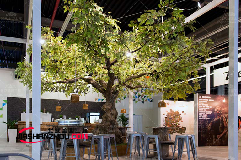 看北京廠家如何利用一棵仿真樹美化整個景觀空間!