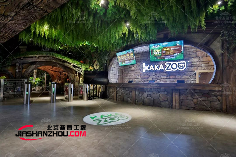 昌平奧萊商場用綠色仿真樹和裝飾配件裝飾慶祝節(jié)日