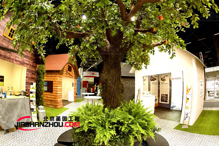 搭配仿真樹裝飾點(diǎn)綴室內(nèi)外環(huán)境的有趣想法