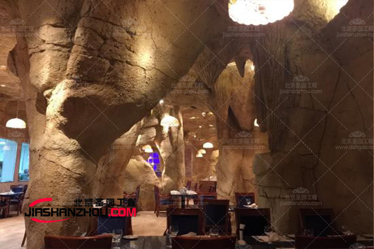 泰國甲米設(shè)計(jì)有情調(diào)的山洞餐廳房去著人排著隊(duì)