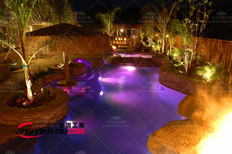 別墅后院制作假山魚池在云南麗江施工