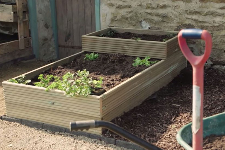 如何建造高架的植物花園床–DIY用木板和倒角板設置花壇（上）