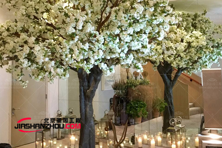 采用簡(jiǎn)主義設(shè)計(jì)理念的室內(nèi)仿真樹裝飾布置