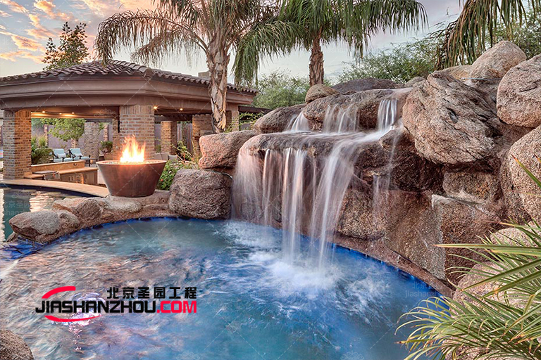 泳池內的豪華塑石假山景觀水池小屋休息區-泳池小屋設計