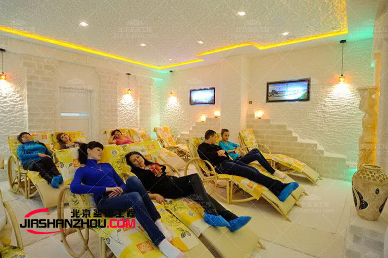 全白配色搭配銀色點綴讓鹽洞汗蒸鹽療房空間顯得特而致