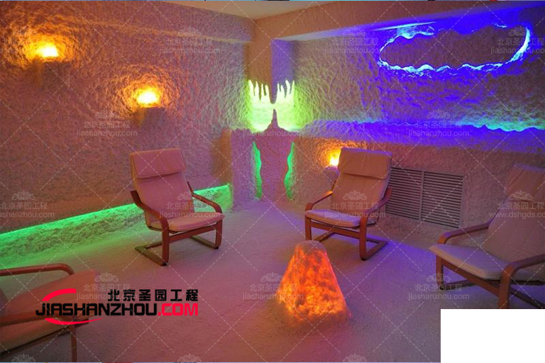 這個洞穴主題汗蒸鹽療房間是簡約和優雅的縮影