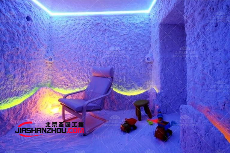 仿真洞穴式主題鹽療房使用冷色調(diào)給人輕盈／舒適的感覺(jué)