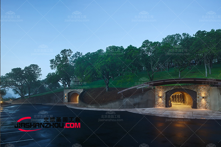 復古又充滿活力的仿真山洞客棧室內(nèi)外設計