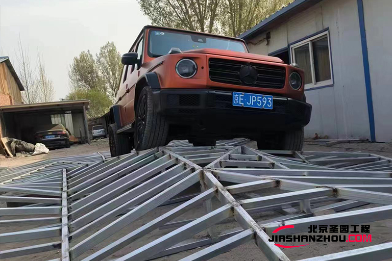 圣園的又一力作 全新奔馳純電G級越野車室內塑石假山越野場景布置