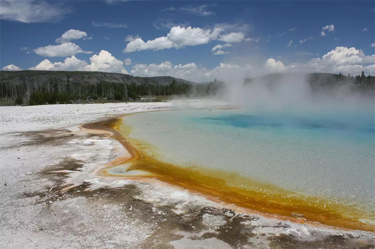 黃石公園的日落湖顯示了在地熱池中發現的各種顏色