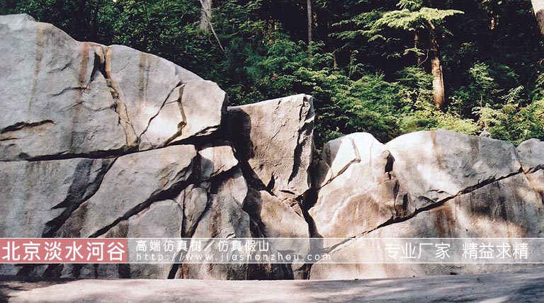 水泥假山護(hù)坡.jpg 水泥假山護(hù)坡