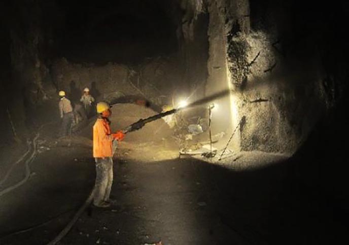 仿真假山.jpg 仿真假山.jpg